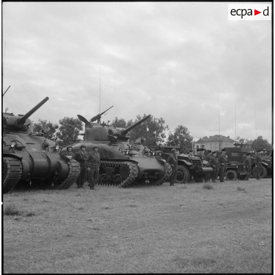 Des chars Sherman du RBCEO à Hanoï.