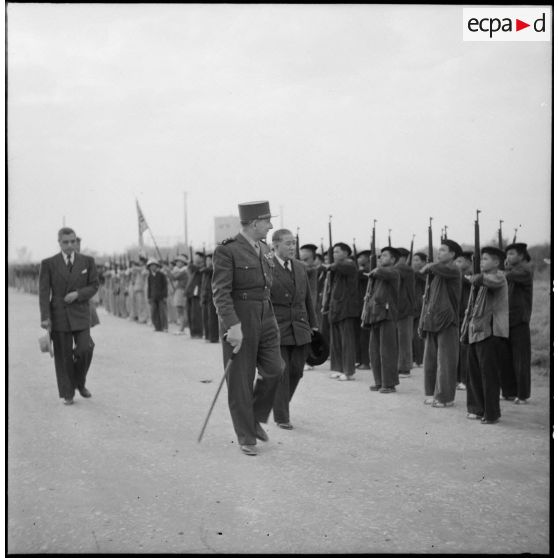 Le général de Lattre de Tassigny et le président du Vietnam Tran Van Huu passent en revue des troupes de partisans lors d'une visite à Bac Ninh.
