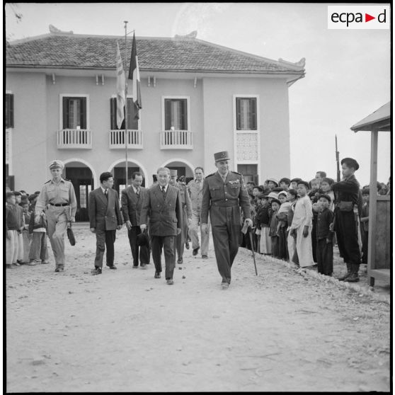 Le général de Lattre de Tassigny et le président du Vietnam Tran Van Huu reçus à la mairie de Bac Ninh.