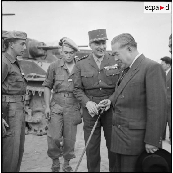 Le général de Lattre de Tassigny et le président du Vietnam Tran Van Huu au milieu de cavaliers au cours d'une visite à Bac Ninh.