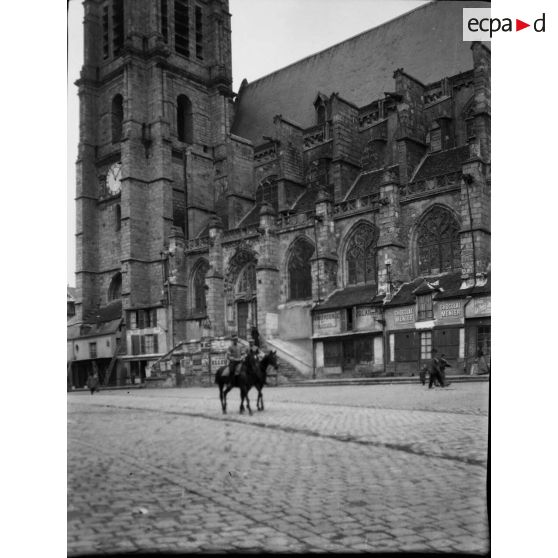 [Grandes manoeuvres d'armée de l'Est en 1905 : l'église Saint-Denis à Sézanne].