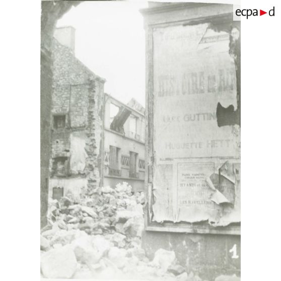 1. Sur la façade du théâtre : l'affiche du 16-1-43. [légende d'origine]