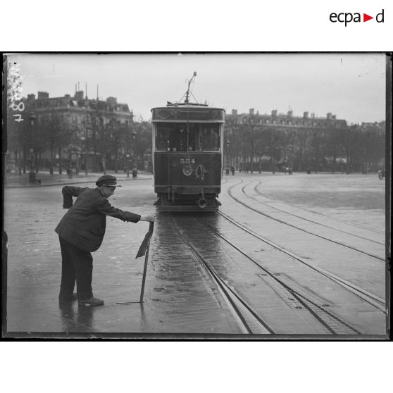 Paris, enfant employé pour l'aiguillage du tramway place de l'Etoile. [légende d'origine]
