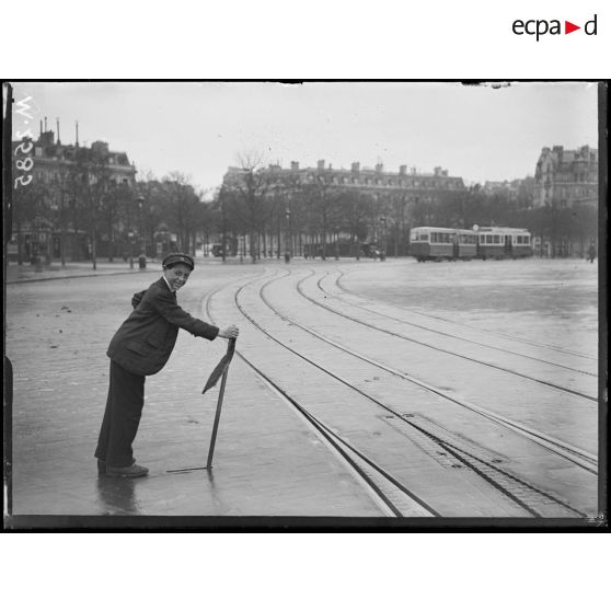 Paris, place de l'Etoile. Enfant aiguilleur de tramway. [légende d'origine]