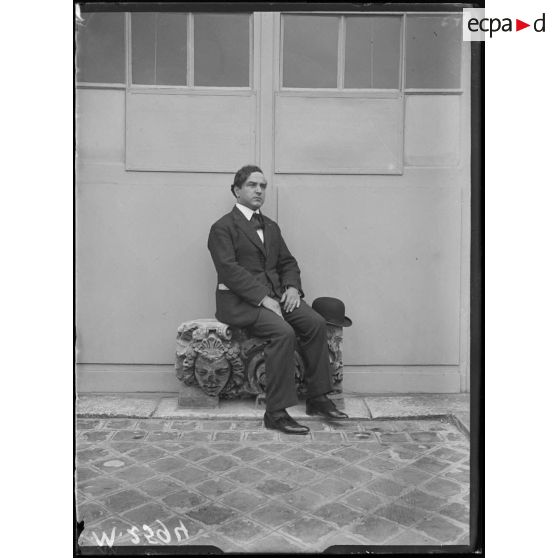 Monsieur Victor Eftimen, dramaturge roumain. [légende d'origine]