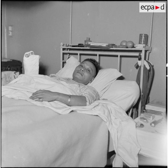 Blessé vietnamien sur un lit à l'hôpital de Lanessan de Hanoï.