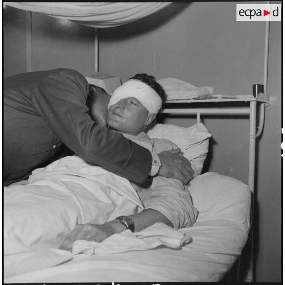 Remise de décorations à un blessé français par le général de Lattre de Tassigny.