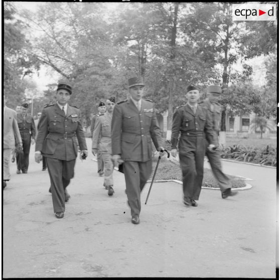 Arrivée du général Jean de Lattre de Tassigny, accompagné d'autres officiers, à l'hôpital Lanessan d'Hanoï.