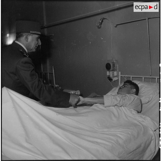 Visite du général de Lattre de Tassigny à des blessés vietnamiens à l'hôpital Lanessan d'Hanoï.