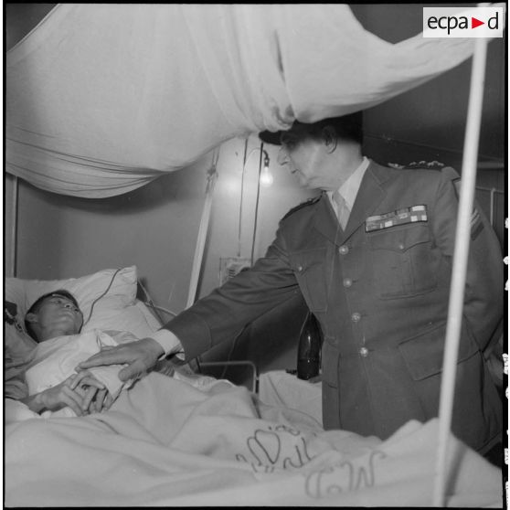 Visite du général de Lattre de Tassigny à des blessés vietnamiens à l'hôpital Lanessan d'Hanoï.
