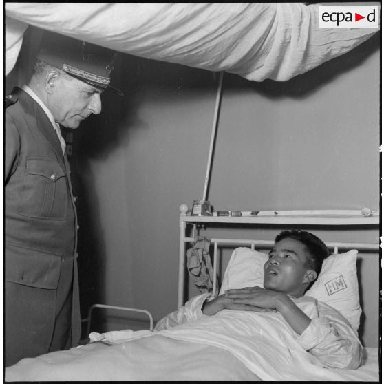 Visite du général de Lattre de Tassigny à des blessés vietnamiens à l'hôpital Lanessan d'Hanoï.