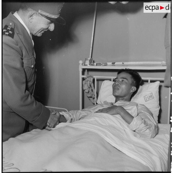 Visite du général de Lattre de Tassigny à des blessés vietnamiens à l'hôpital Lanessan d'Hanoï.
