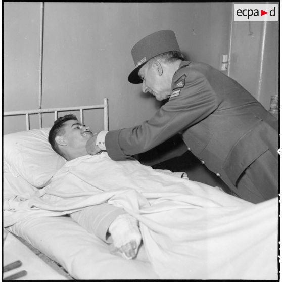 Remise de décorations à un blessé par le général de Lattre de Tassigny.