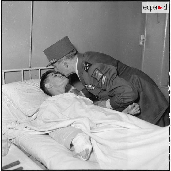 Remise de décorations à un blessé par le général de Lattre de Tassigny.