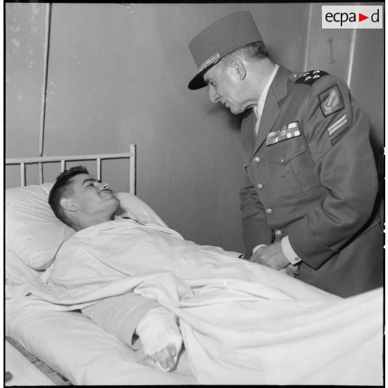 Remise de décorations à un blessé par le général de Lattre de Tassigny.