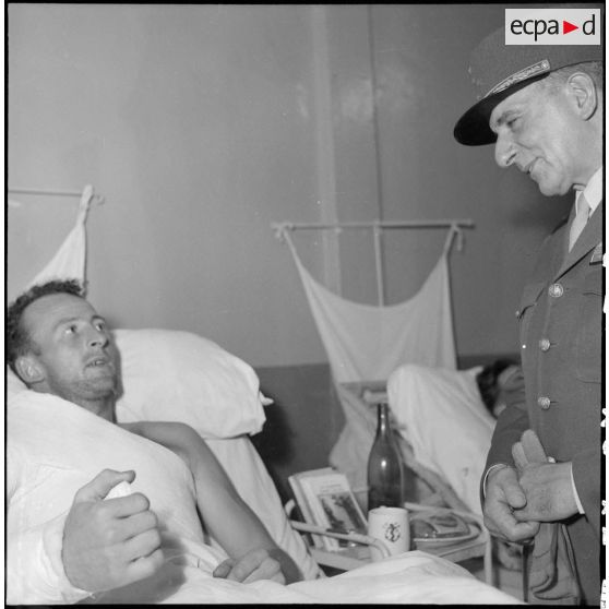 Le général de Lattre de Tassigny et des blessés français.