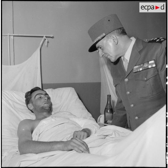 Le général de Lattre de Tassigny et des blessés français.