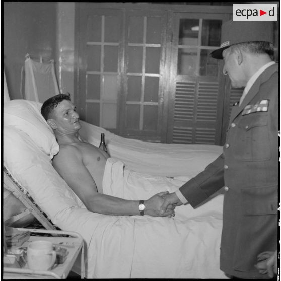 Le général de Lattre de Tassigny et des blessés français.