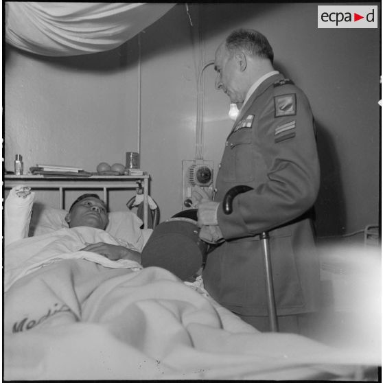 Le général de Lattre de Tassigny et le lieutenant Nghiem Xuan Toan.