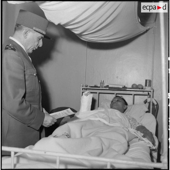 Le général de Lattre de Tassigny donnant lecture du texte de remise de la Légion d'honneur au lieutenant Nhiem Xuan Toan.