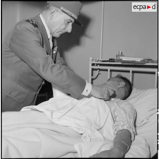 Remise de la Légion d'honneur au lieutenant Nhiem Xuan Toan par le général de Lattre de Tassigny.