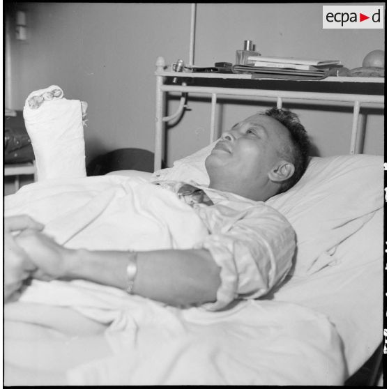 Sur son lit d'hôpital, le lieutenant Nghiem Xuan Toan avec ses médailles.