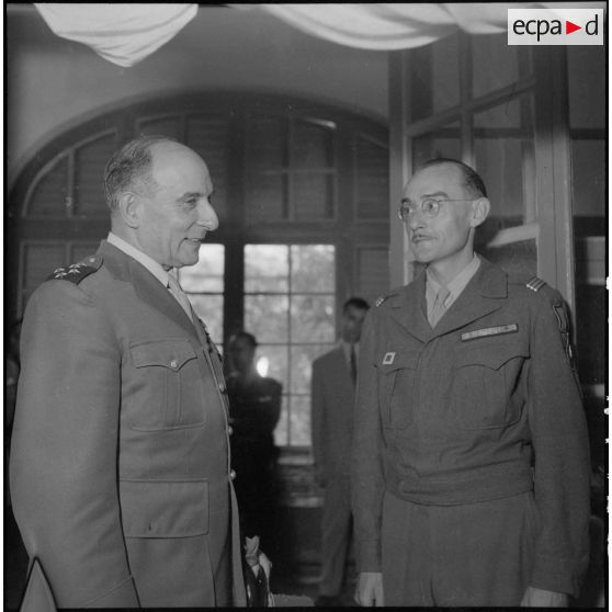 Le général de Lattre de Tassigny et un capitaine à l'hôpital Lanessan d'Hanoï.