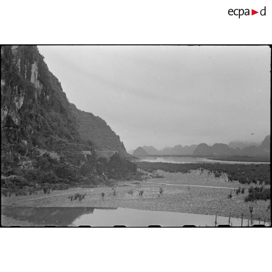 Un ouvrage fortifié, construit au pied d'une falaise, en baie d'Along.
