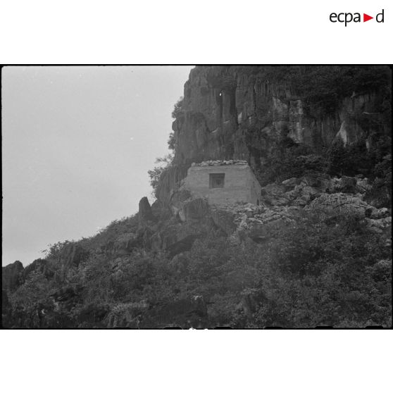 Le blockhaus au pied de la falaise.