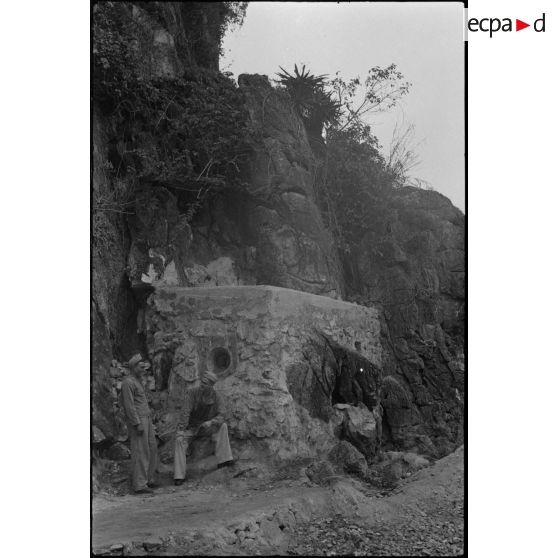 Soldats devant le blockhaus.
