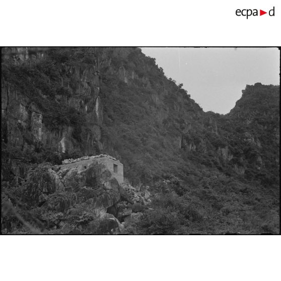 Le blockhaus construit au pied d'une falaise.