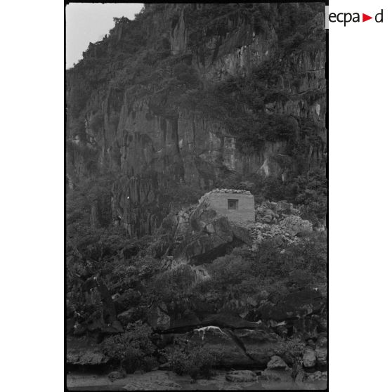 Le blockhaus construit au pied d'une falaise.