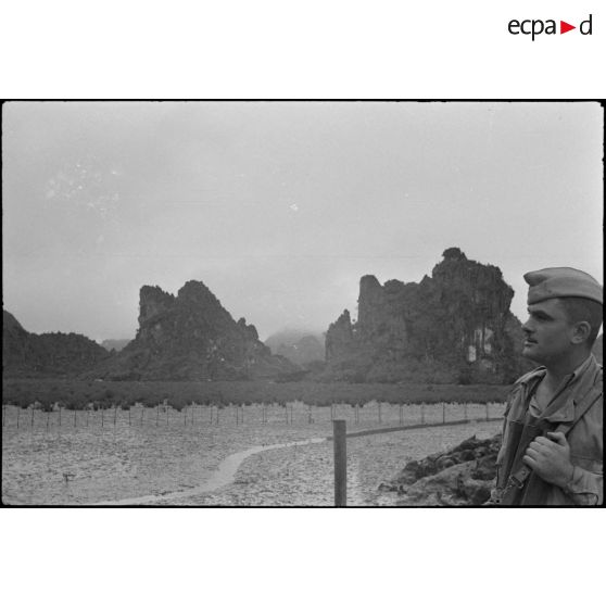 La baie d'Along ; au premier plan, un soldat de profil.