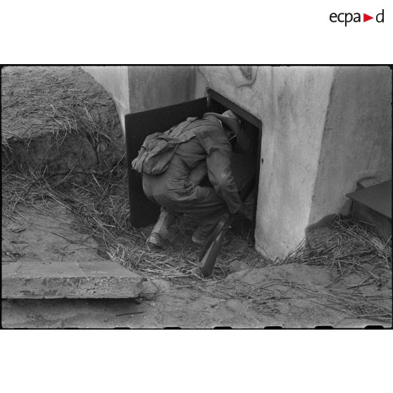Un soldat pénétrant dans le blockhaus en cours de construction.
