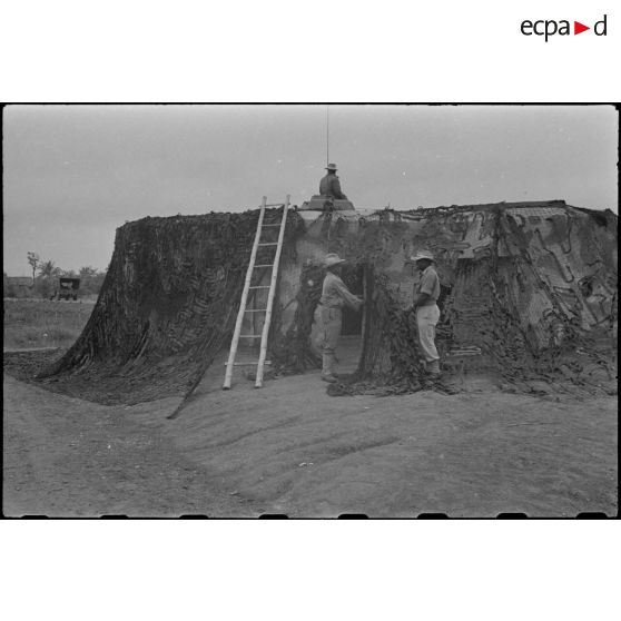 Camouflage du blockhaus et surveillance.