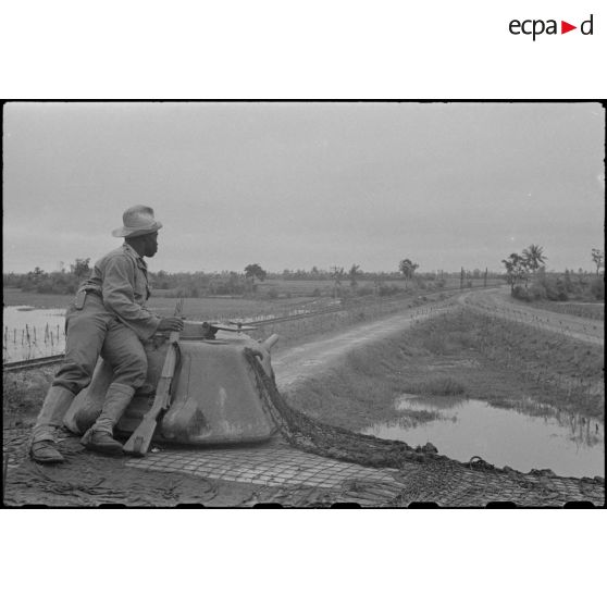 Soldat surveillant les alentours.