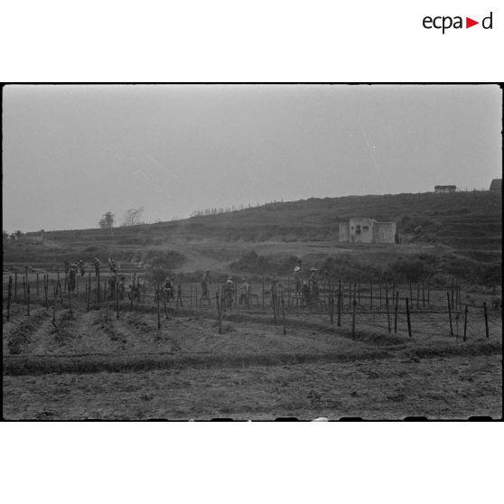 Ouvriers construisant des défenses en contrebas du blockhaus.