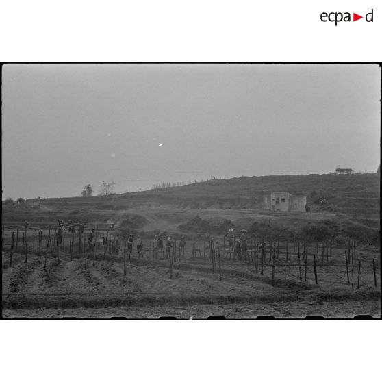 Ouvriers construisant des défenses en contrebas du blockhaus.