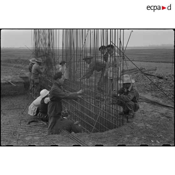 Travailleurs sur le chantier où a lieu la construction du blockhaus.