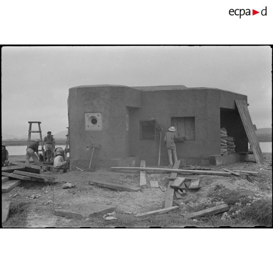 Construction du blockhaus.
