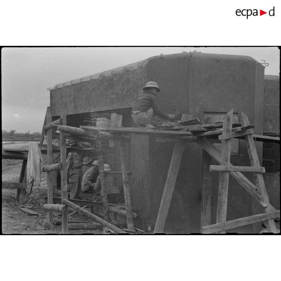 Construction du blockhaus.