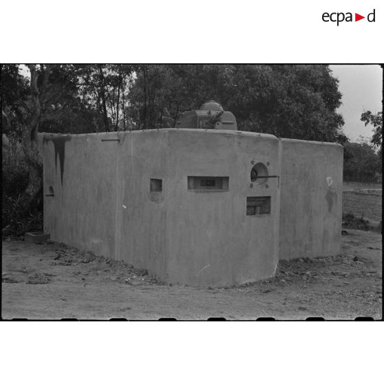 Le blockhaus, surmonté de la tourelle d'un char Hotchkiss H-39 muni d'un petit canon.