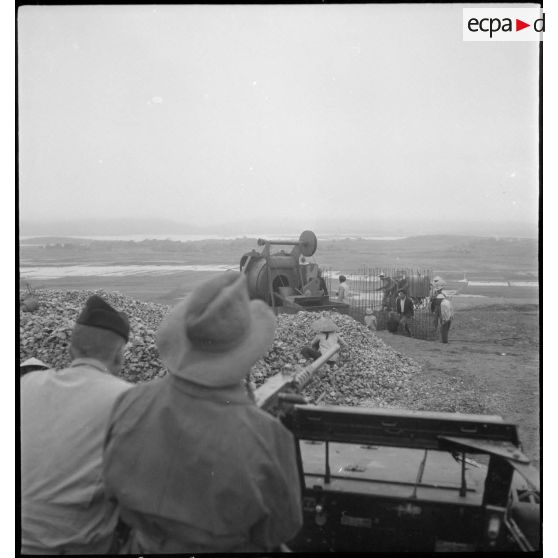 Travailleurs sur le chantier où a lieu la construction du blockhaus.