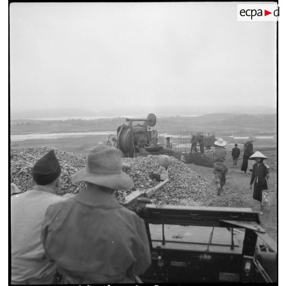 Travailleurs sur le chantier où a lieu la construction du blockhaus.