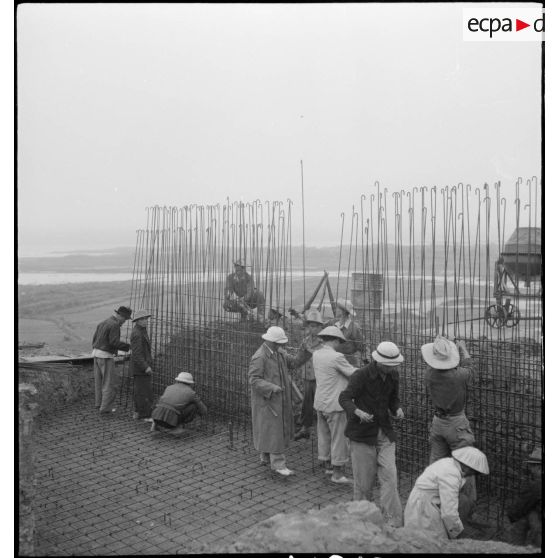 Construction de l'armature en métal du blockhaus par des ouvriers tonkinois.