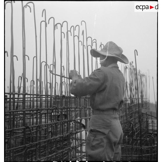 Un ouvrier travaillant sur l'armature du blockhaus.