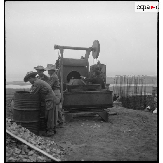 Construction de l'armature en métal du blockhaus.