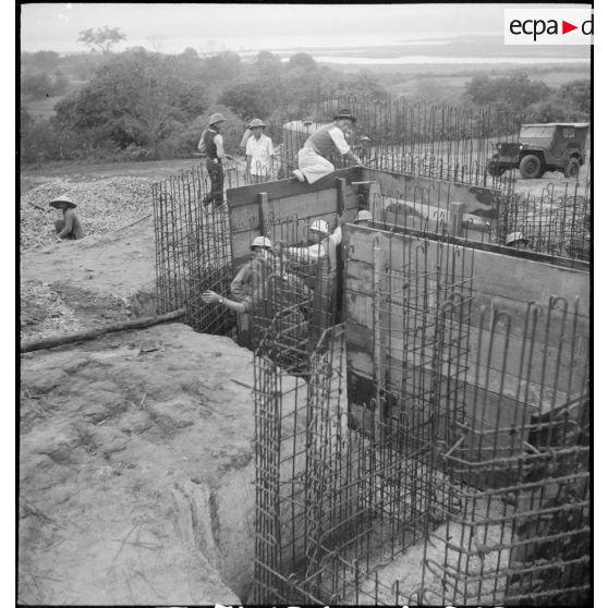 Une partie de l'armature métallique montrant les fondations du blockhaus.