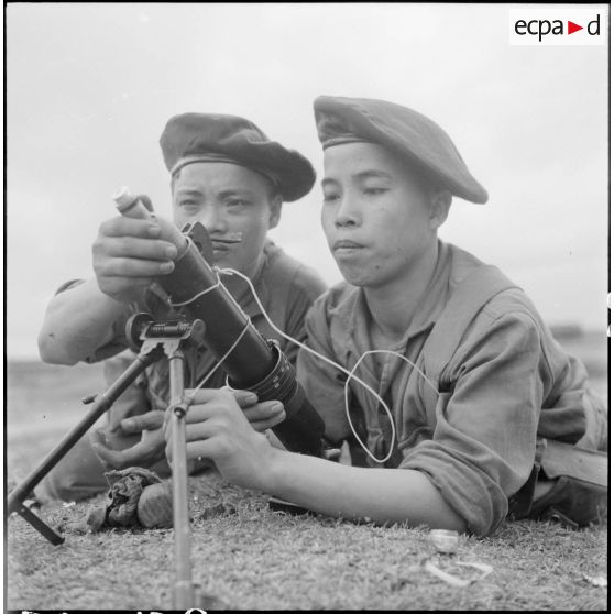 Séance d'instruction au lance-grenades de 50 mm pour des tirailleurs muong.
