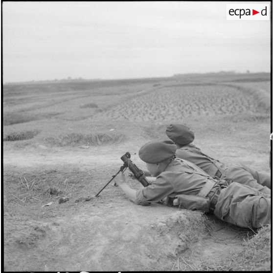 Séance d'instruction au lance-grenades de 50 mm pour des tirailleurs muong.